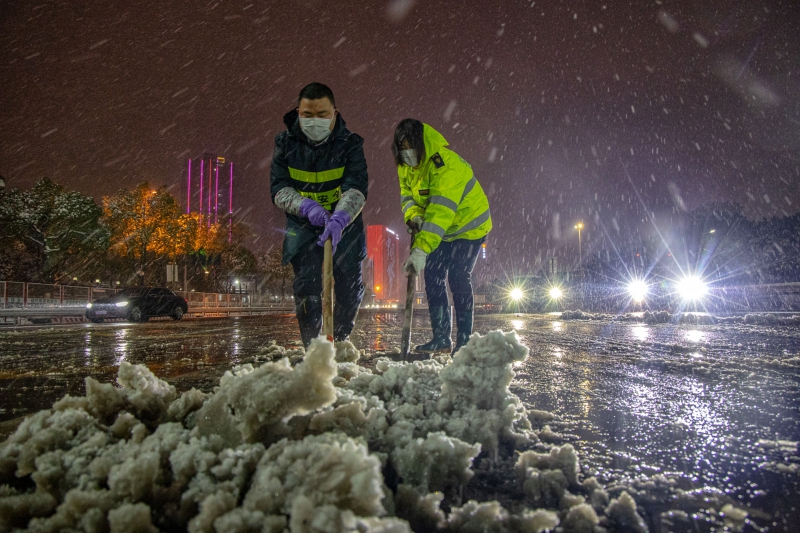 長(zhǎng)沙收費(fèi)站工作人員鏟除收費(fèi)廣場(chǎng)上的積雪  （周全攝）