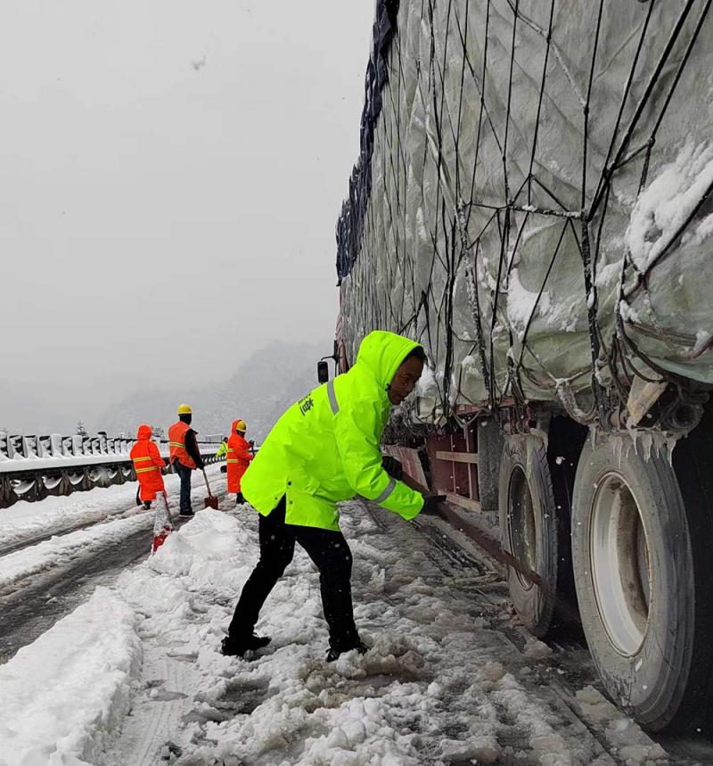 除冰融雪 解救受困車輛（譚科夫攝）